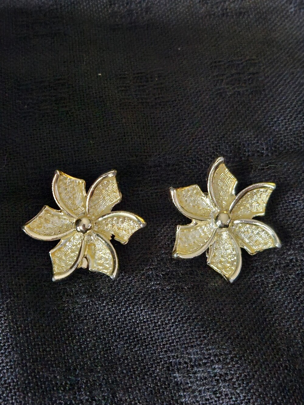 Vintage Gold Tone Floral Clip-on Earrings - Women Jewelry